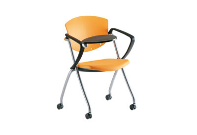 Chaise sur roulettes avec tablette