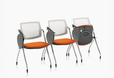 Chaise empilable avec assise rabattable