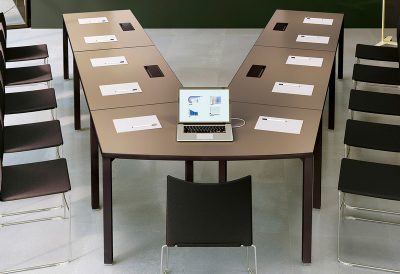 Table de réunion en forme de V